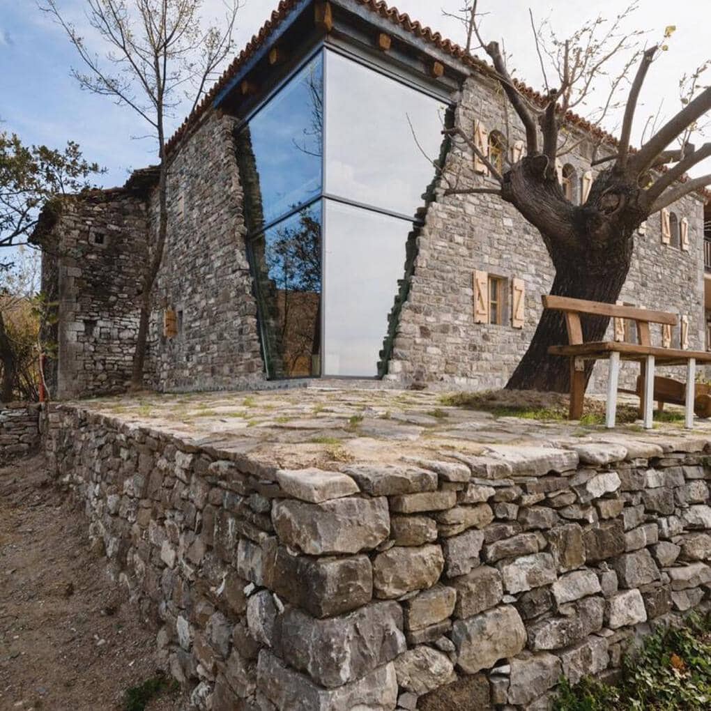 В Албании есть невероятный дом с углом из стекла: что он из себя представляет и как выглядит внутри 43