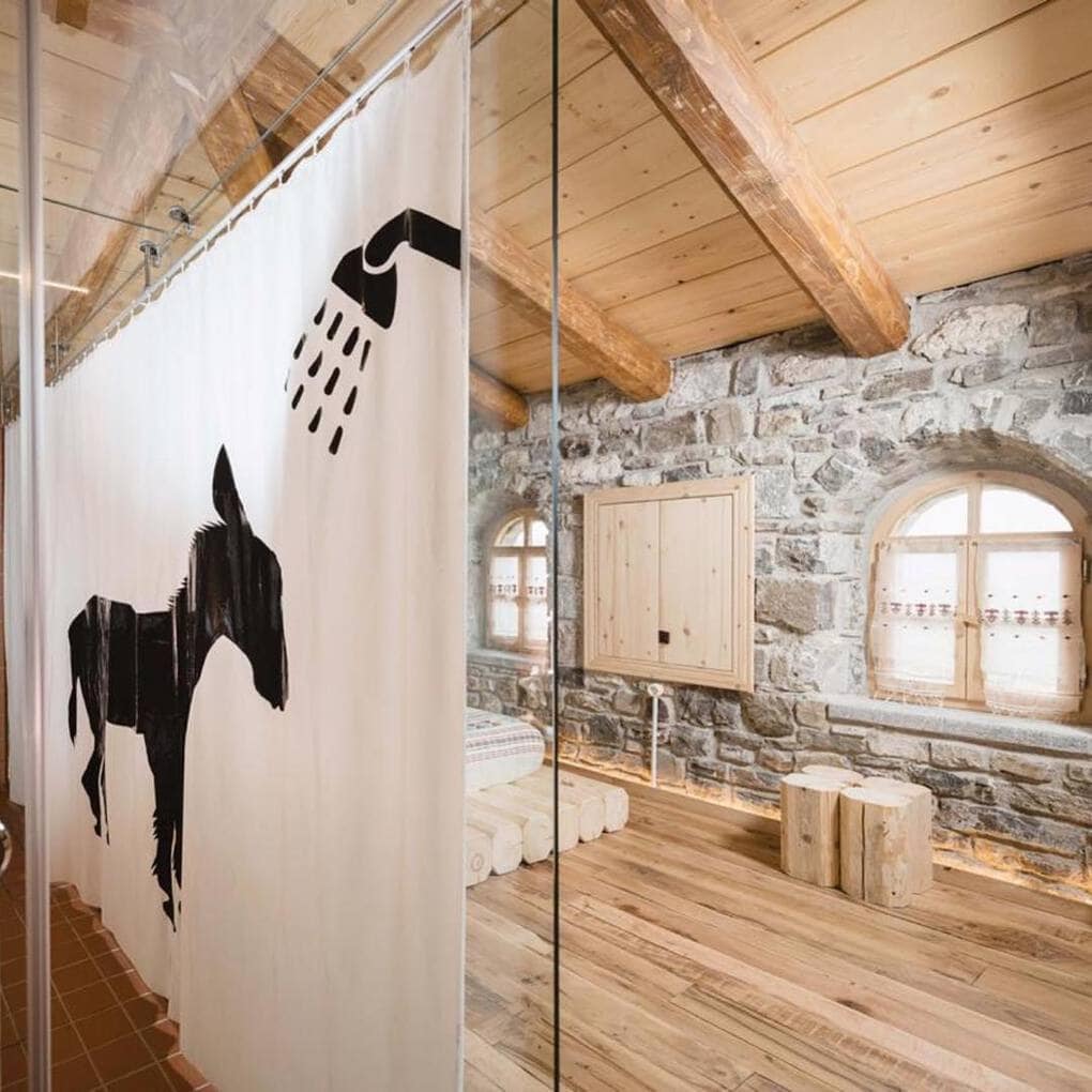 В Албании есть невероятный дом с углом из стекла: что он из себя представляет и как выглядит внутри 51