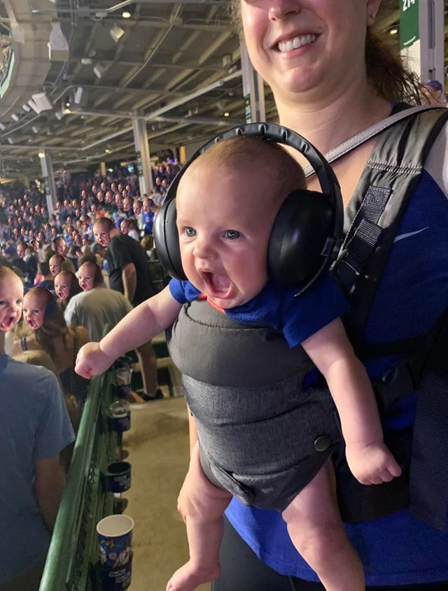 Фото эмоционального малыша с бейсбольного матча стало отличным поводом для фотошоп-баттла. Оле-оле! 66