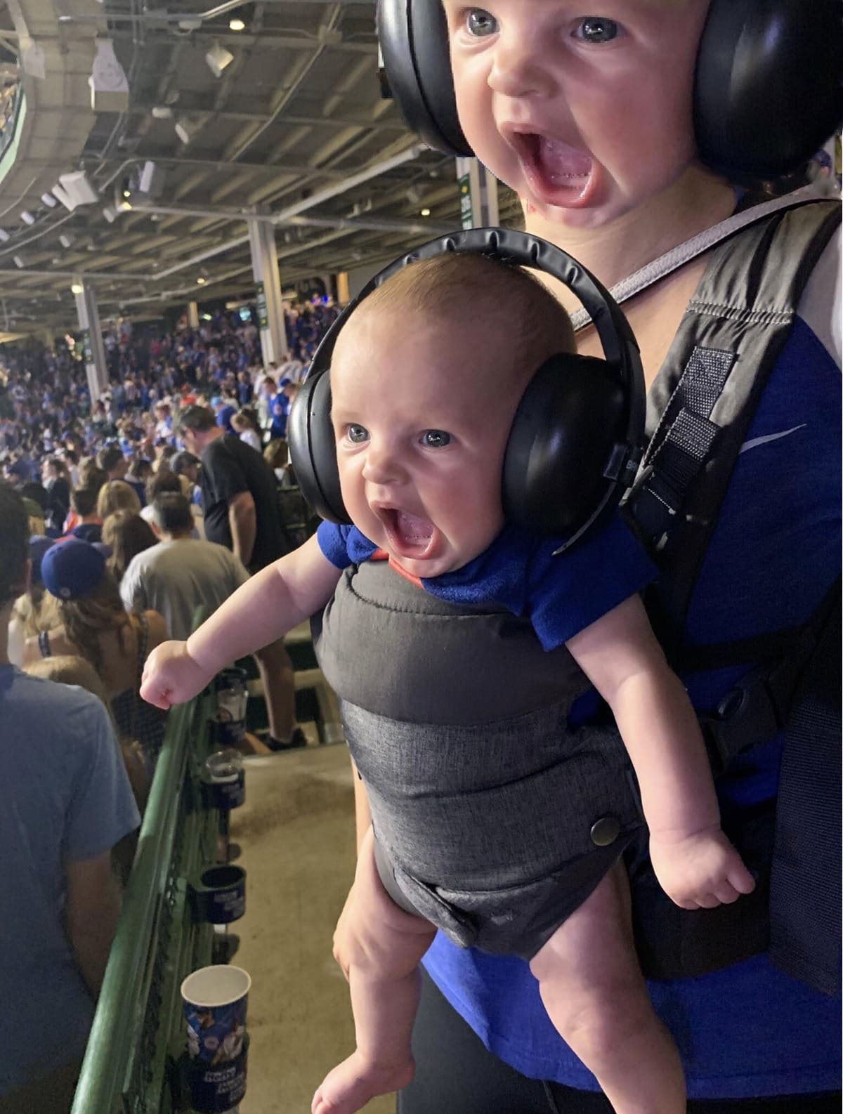 Фото эмоционального малыша с бейсбольного матча стало отличным поводом для фотошоп-баттла. Оле-оле! 57