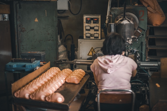 Фотограф показал, как выглядит производство кукол на фабрике игрушек — это и пугающе, и круто 50