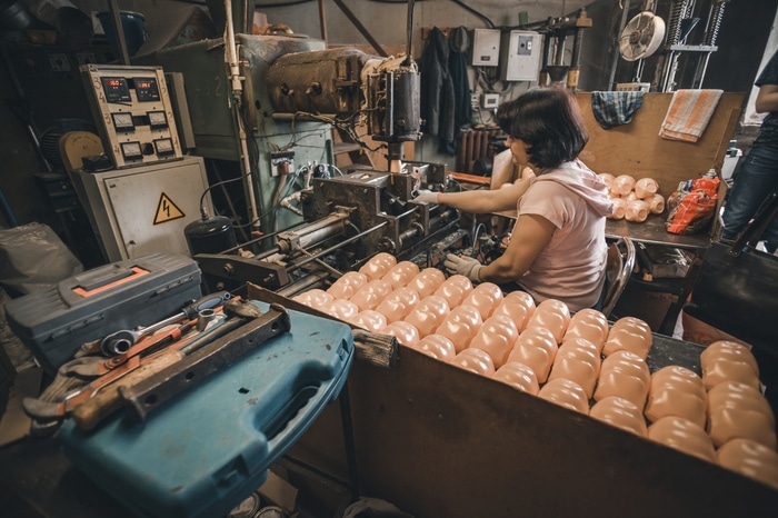 Фотограф показал, как выглядит производство кукол на фабрике игрушек — это и пугающе, и круто 52