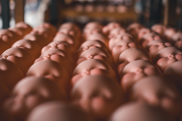 Фотограф показал, как выглядит производство кукол на фабрике игрушек — это и пугающе, и круто 53
