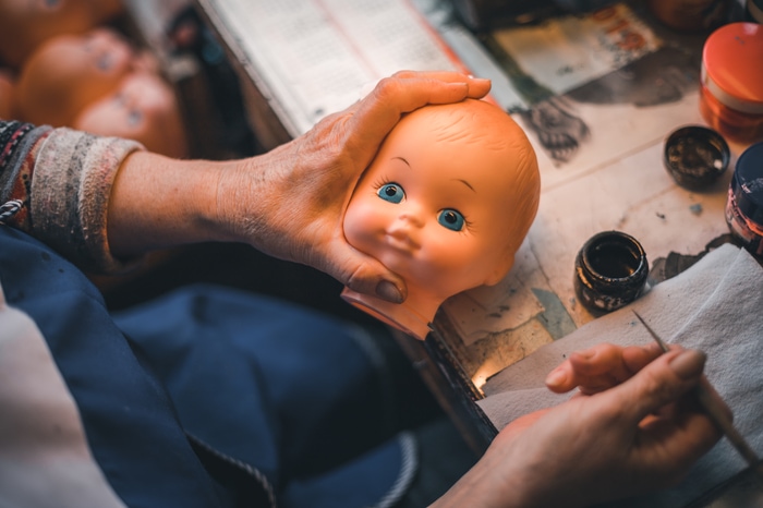 Фотограф показал, как выглядит производство кукол на фабрике игрушек — это и пугающе, и круто 60