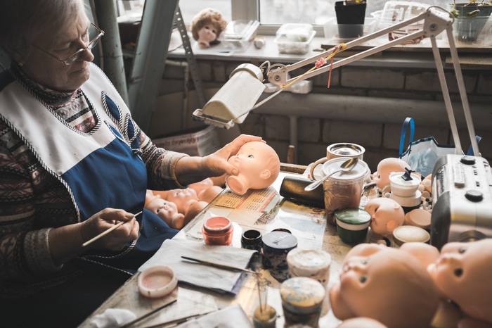 Фотограф показал, как выглядит производство кукол на фабрике игрушек — это и пугающе, и круто 58