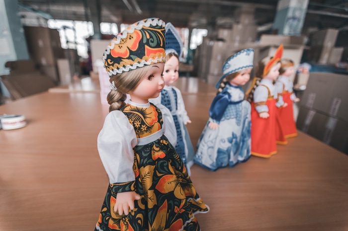 Фотограф показал, как выглядит производство кукол на фабрике игрушек — это и пугающе, и круто 64