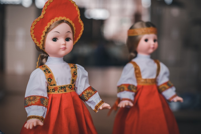 Фотограф показал, как выглядит производство кукол на фабрике игрушек — это и пугающе, и круто 49