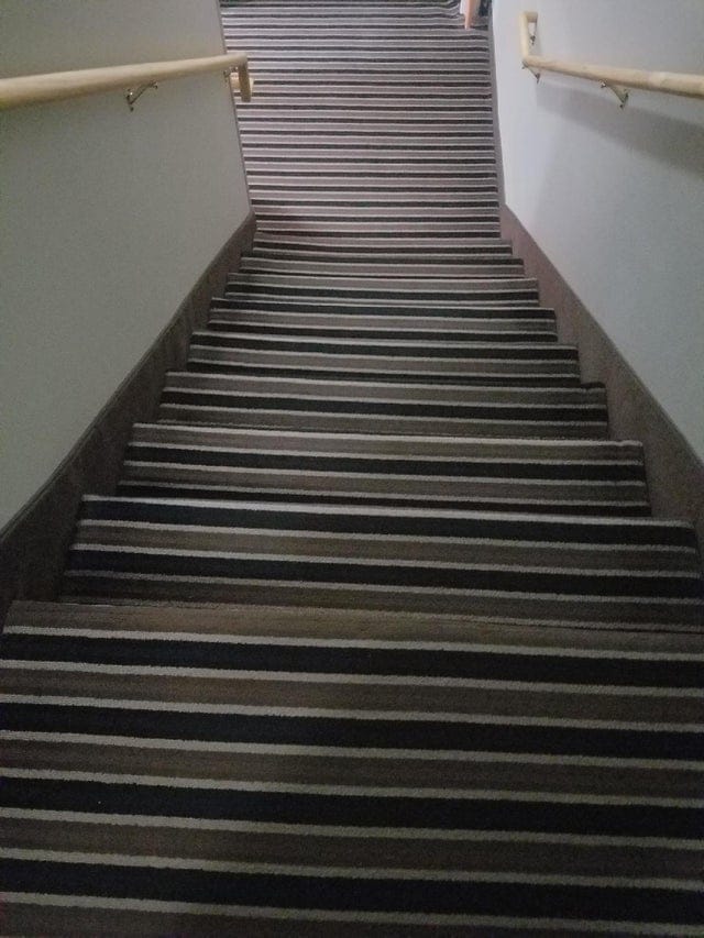 18 дизайнов лестниц, которые будто специально были созданы для падений 72