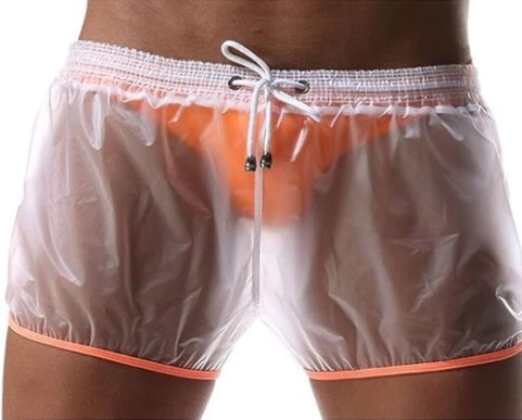 Модный бренд выпустил мужские прозрачные шорты и предлагает два способа ношения: скромный и посмелее 37