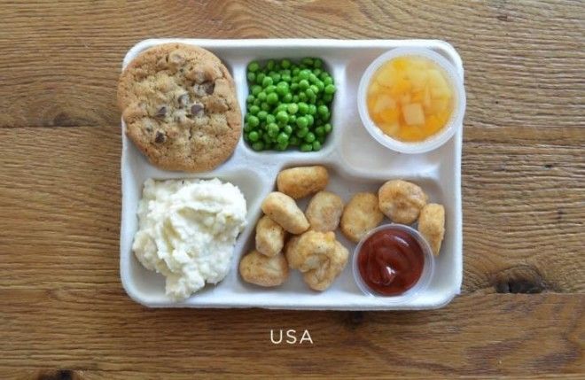 Как выглядят школьные обеды в разных странах мира 36
