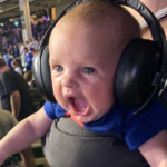 Фото эмоционального малыша с бейсбольного матча стало отличным поводом для фотошоп-баттла. Оле-оле!