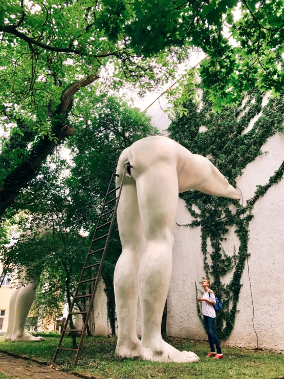 Необычные скульптуры Праги 16