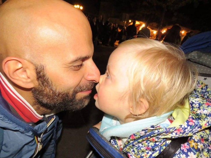 В Италии одинокий гей усыновил девочку с синдромом Дауна, отвергнутую 20 семьями 38