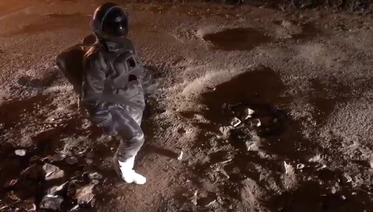 Художник из Индии снял видео, где будто бы ходит по Луне. Но это протест против очень плохих дорог 70