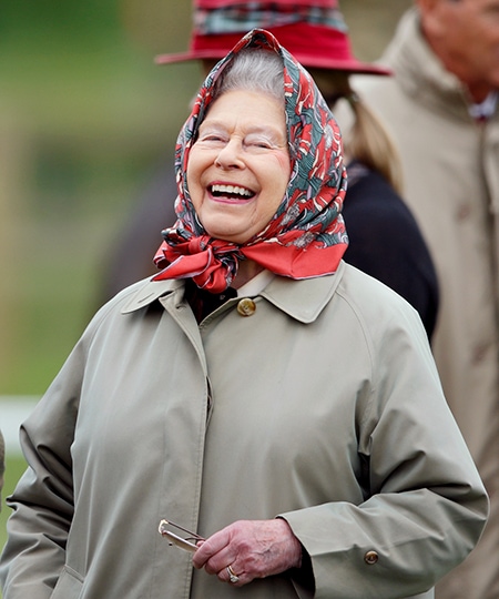 «А вы встречали королеву?»: туристы не узнали Елизавету II, но у неё нашёлся королевский ответ 16