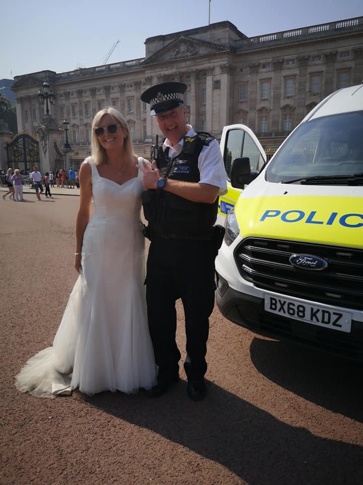 Британка не хотела убирать в шкаф свадебное платье, и решение нашлось. Теперь она носит его везде 58
