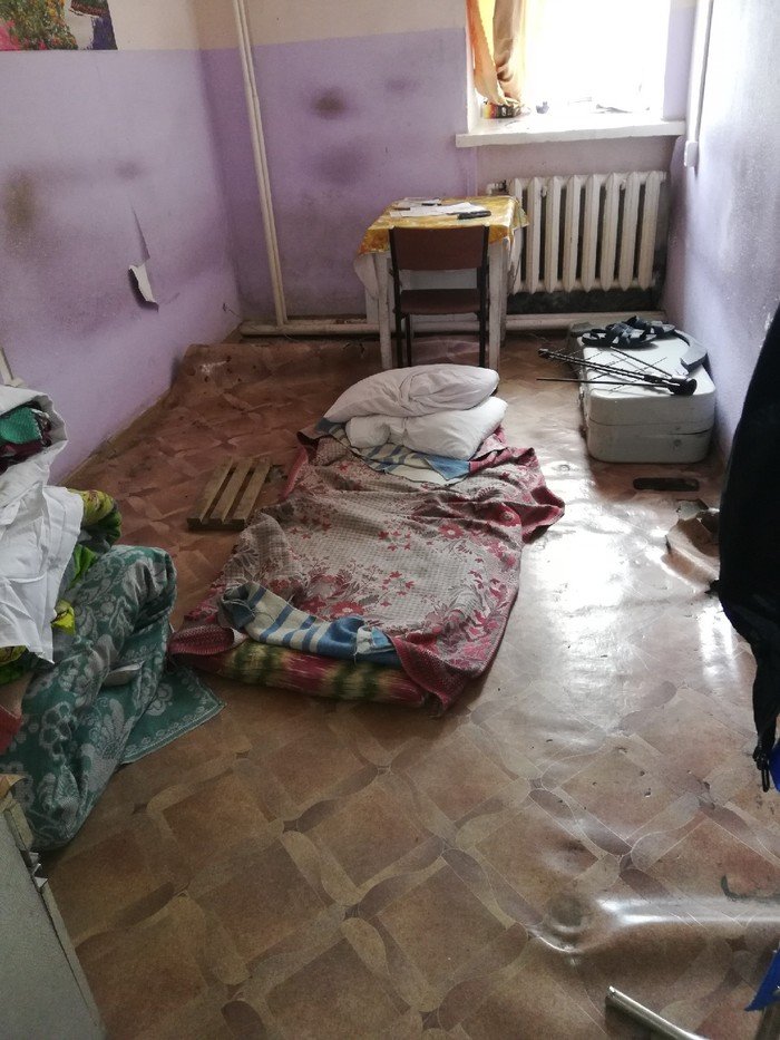 «Как бомжи»: в соцсетях показали, как выглядит комната отдыха бригады неотложки 27