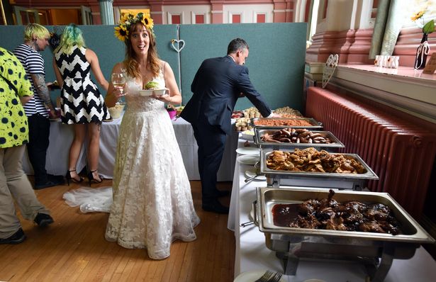 В Америке молодожены тайно накормили гостей свадьбы отбросами 31