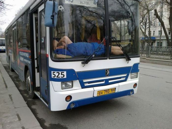 Фото людей, которые забавно и необычно уснули 170