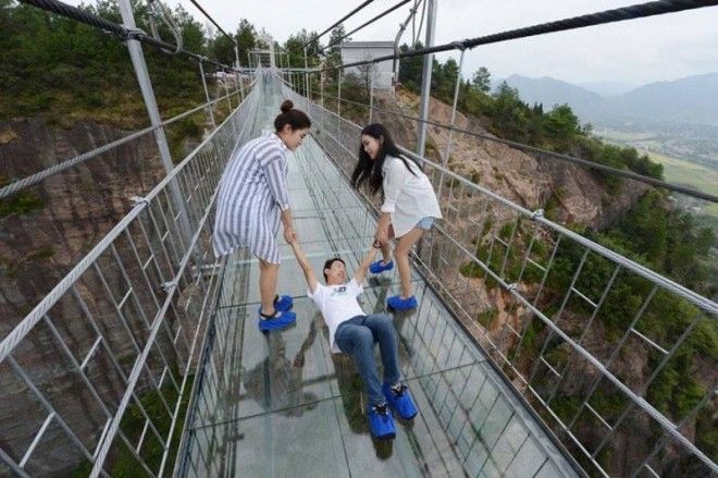 В Китае открыли самый высокий стеклянный мост 51