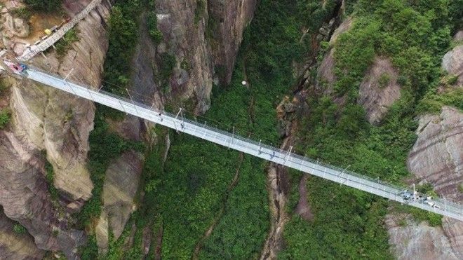В Китае открыли самый высокий стеклянный мост 50