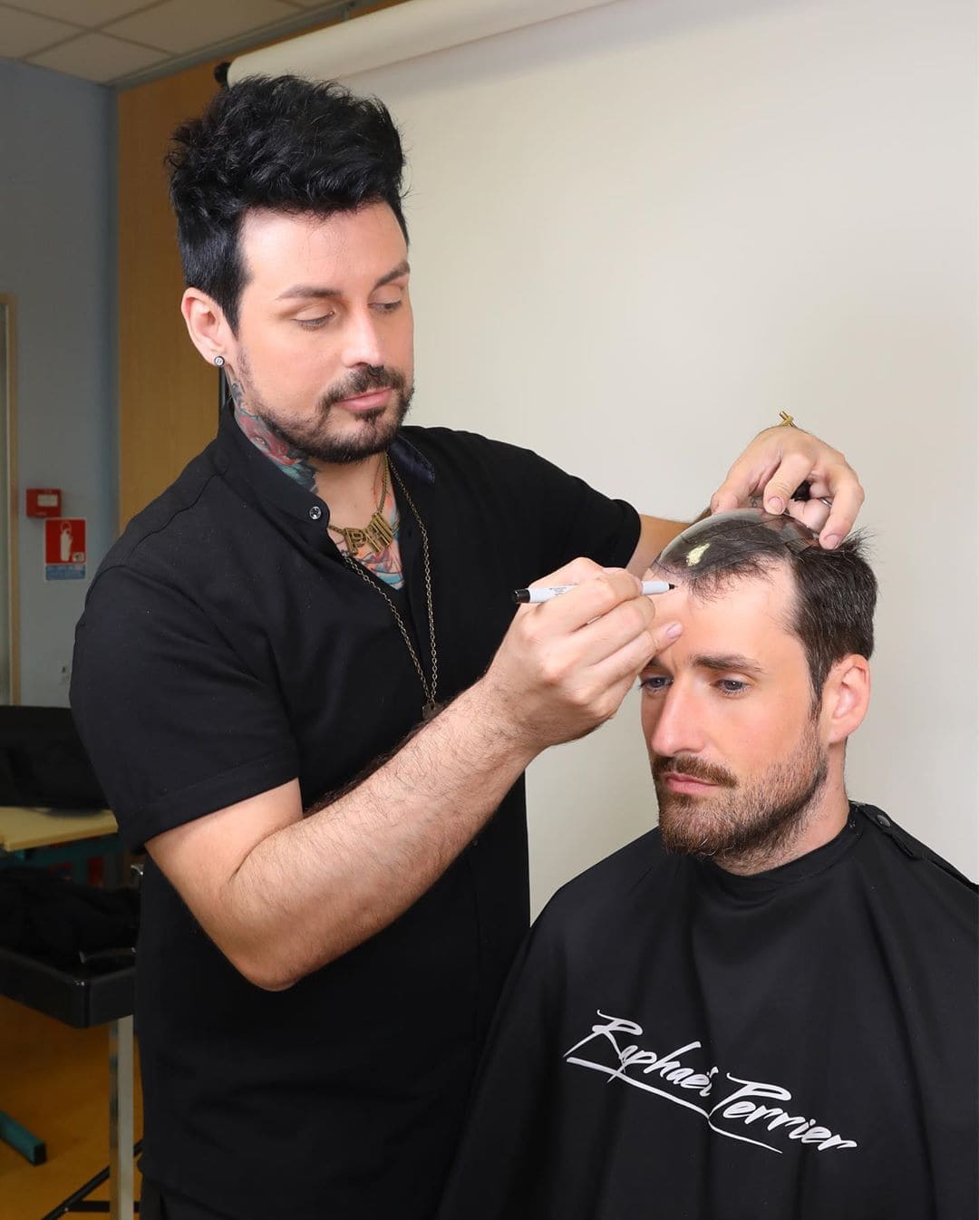 Парикмахер превращает лысины мужчин в шикарные причёски, и его клиенты от этого молодеют на глазах 54