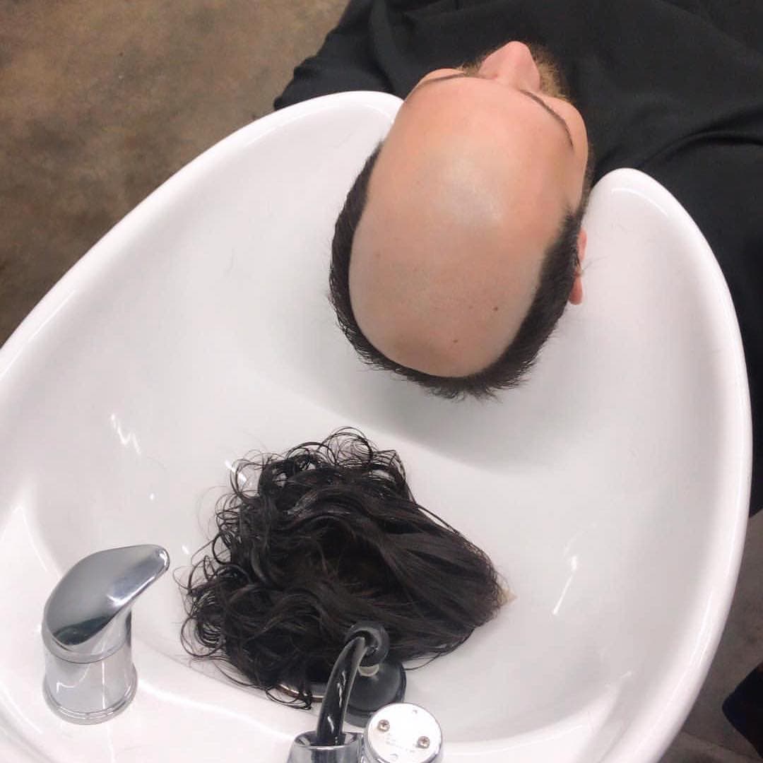 Парикмахер превращает лысины мужчин в шикарные причёски, и его клиенты от этого молодеют на глазах 56