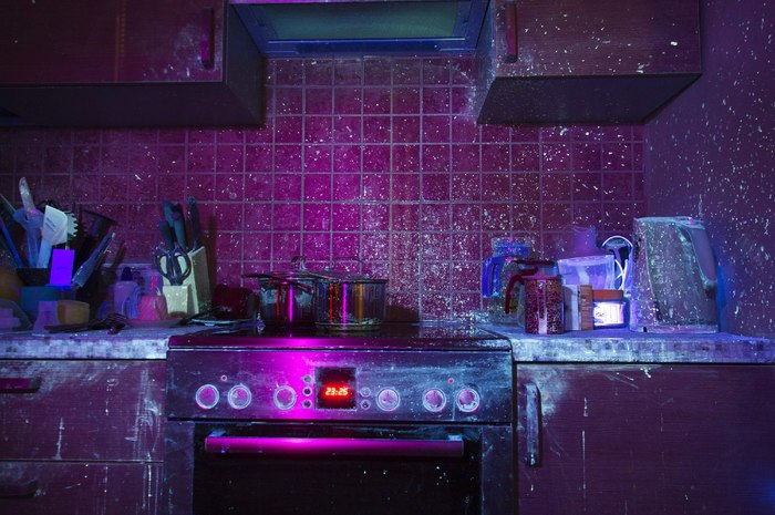 Как выглядит обычная кухня в ультрафиолетовом свете? Эксперимент, вдохновляющий сделать уборочку 35
