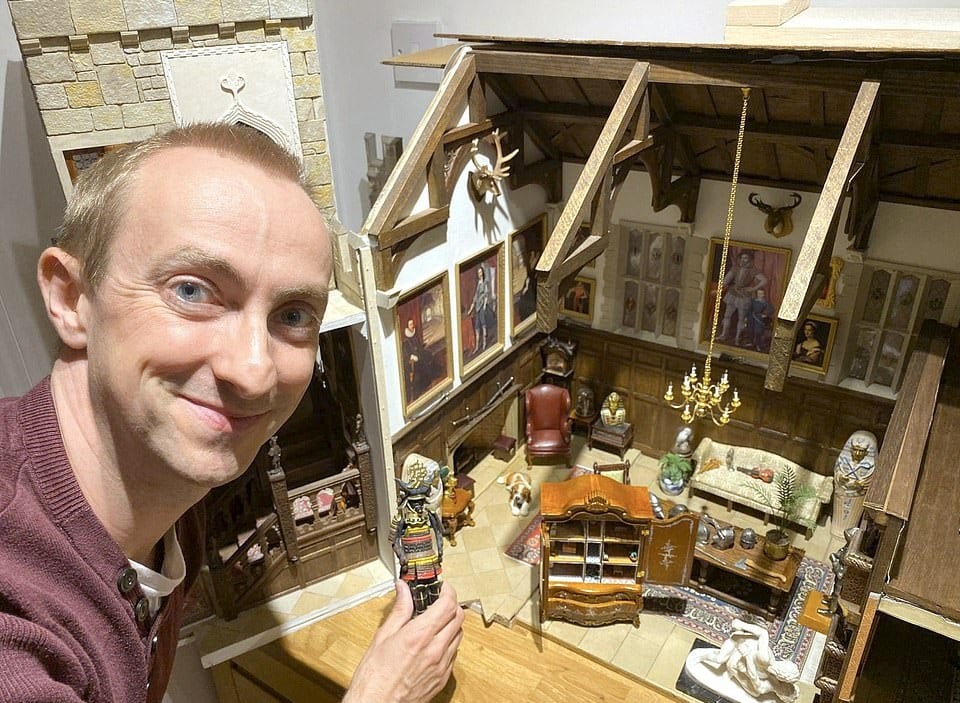 Британец 30 лет строит свой собственный миниатюрный замок. И его детализация зашкаливает! 48