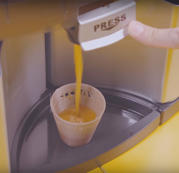 Машина, отжимая сок, перерабатывает апельсиновые корки в стаканчики 31