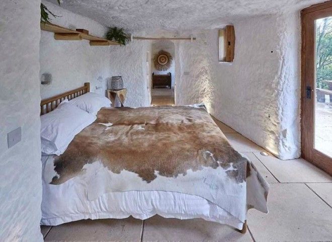 Он превратил древнюю пещеру в уютное жилище с канализацией, полами с подогревом и доступом в Интернет 36