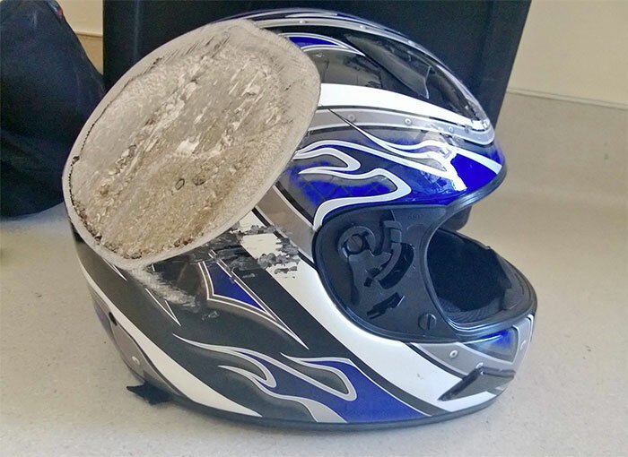 Берегите голову: пострадавшие в авариях поделились фотографиями шлемов, спасших им жизнь безопасная дорога, безопасная езда, безопасность