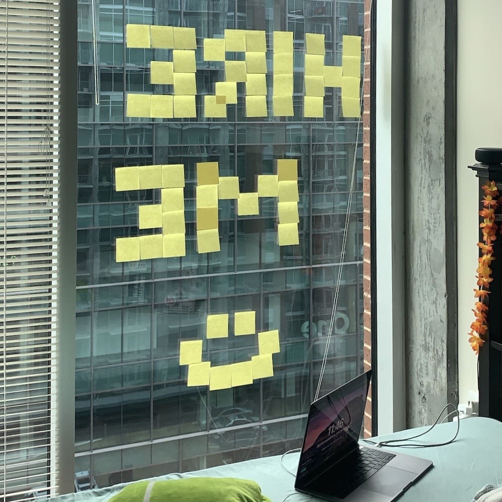 Студент в шутку попросился работать в офис по соседству с помощью стикеров на окне — и его взяли! 28