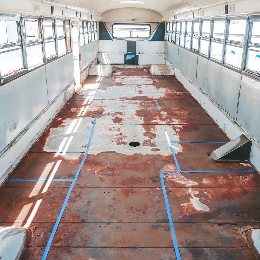 Пара переделала школьный автобус в уютный дом на колёсах и отправилась путешествовать по стране 52