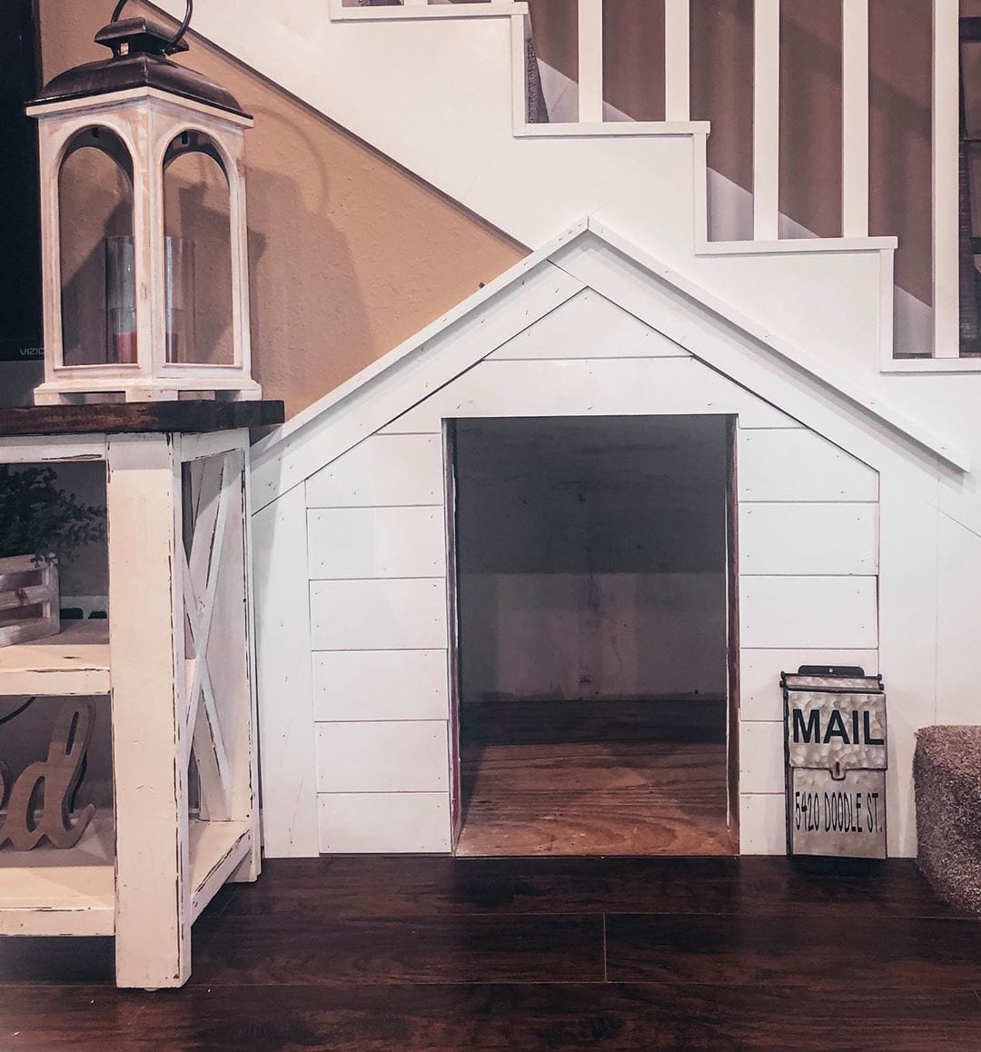 Американка построила домик для щенка под лестницей. И там есть всё для шикарной собачьей жизни 37