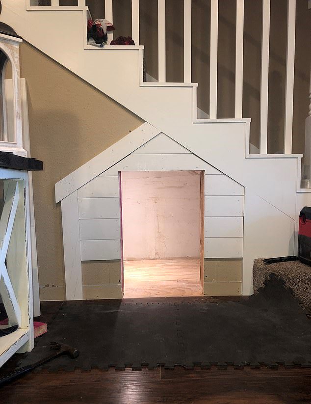 Американка построила домик для щенка под лестницей. И там есть всё для шикарной собачьей жизни 36