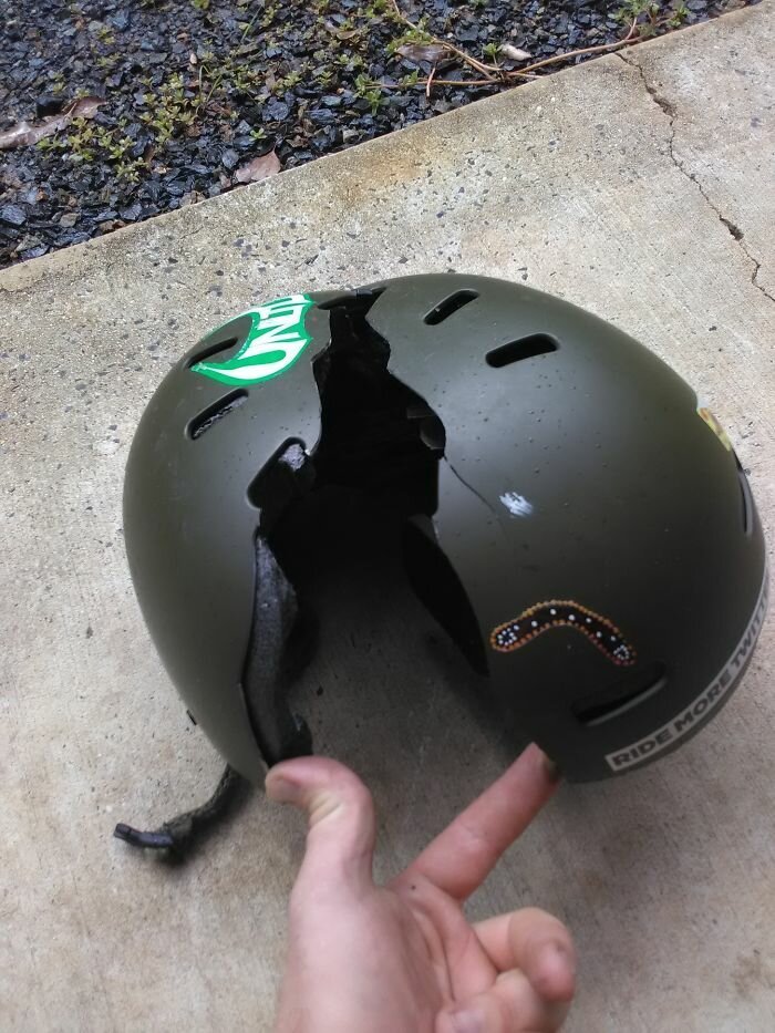 Берегите голову: пострадавшие в авариях поделились фотографиями шлемов, спасших им жизнь безопасная дорога, безопасная езда, безопасность