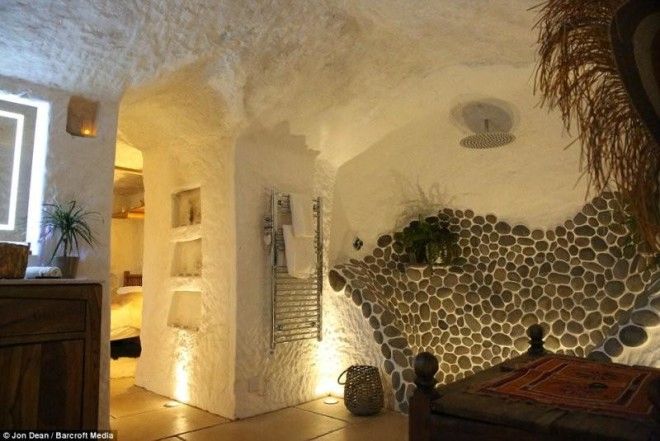 Он превратил древнюю пещеру в уютное жилище с канализацией, полами с подогревом и доступом в Интернет 40
