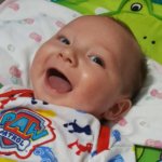 Ученые выяснили: младенцы инстинктивно используют улыбку, чтобы манипулировать родителями!