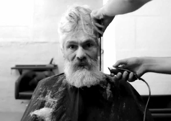 Парикмахер бесплатно подстриг и покрасил бездомного мужчину. Теперь его не узнать 24