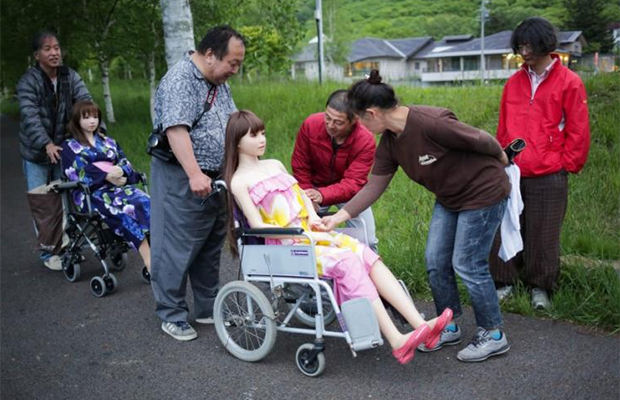 Японец стал жить с силиконовой куклой 49