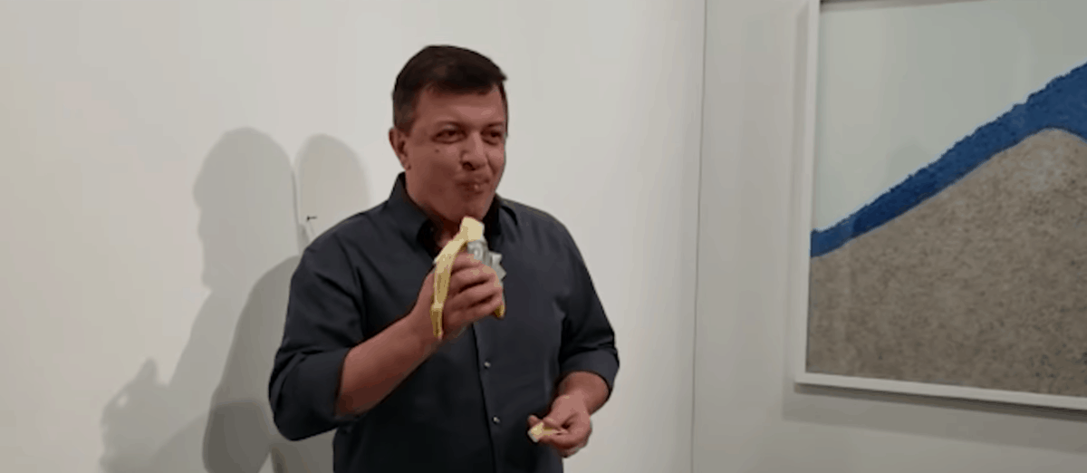 Банан, приклеенный скотчем к стене, был продан за 7,6 миллиона. А потом пришёл посетитель и съел его 30
