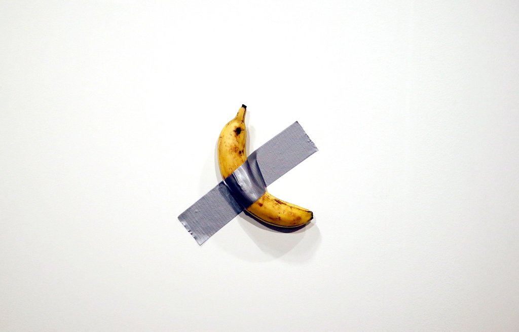 Банан, приклеенный скотчем к стене, был продан за 7,6 миллиона. А потом пришёл посетитель и съел его 28