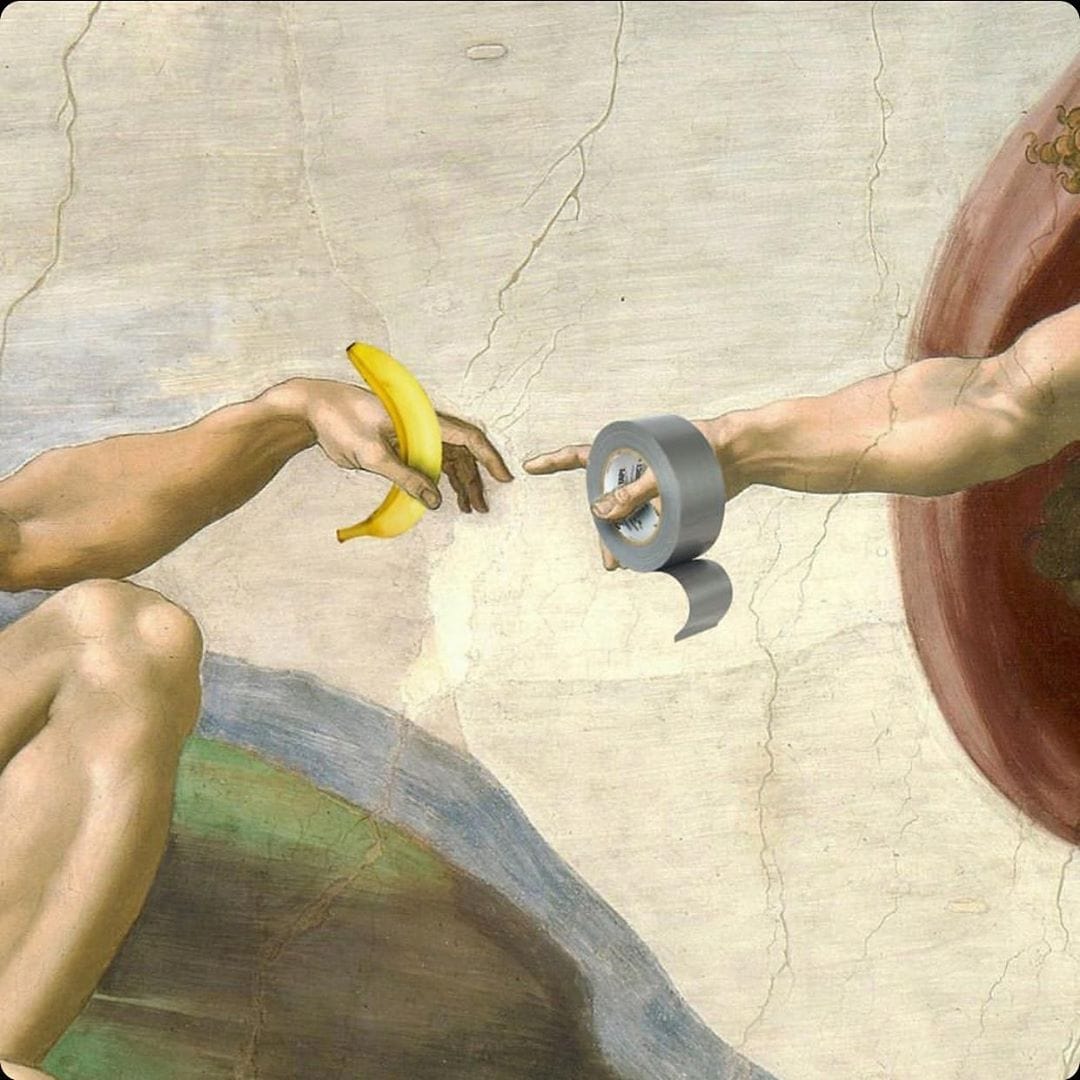 Банан, приклеенный скотчем к стене, был продан за 7,6 миллиона. А потом пришёл посетитель и съел его 33