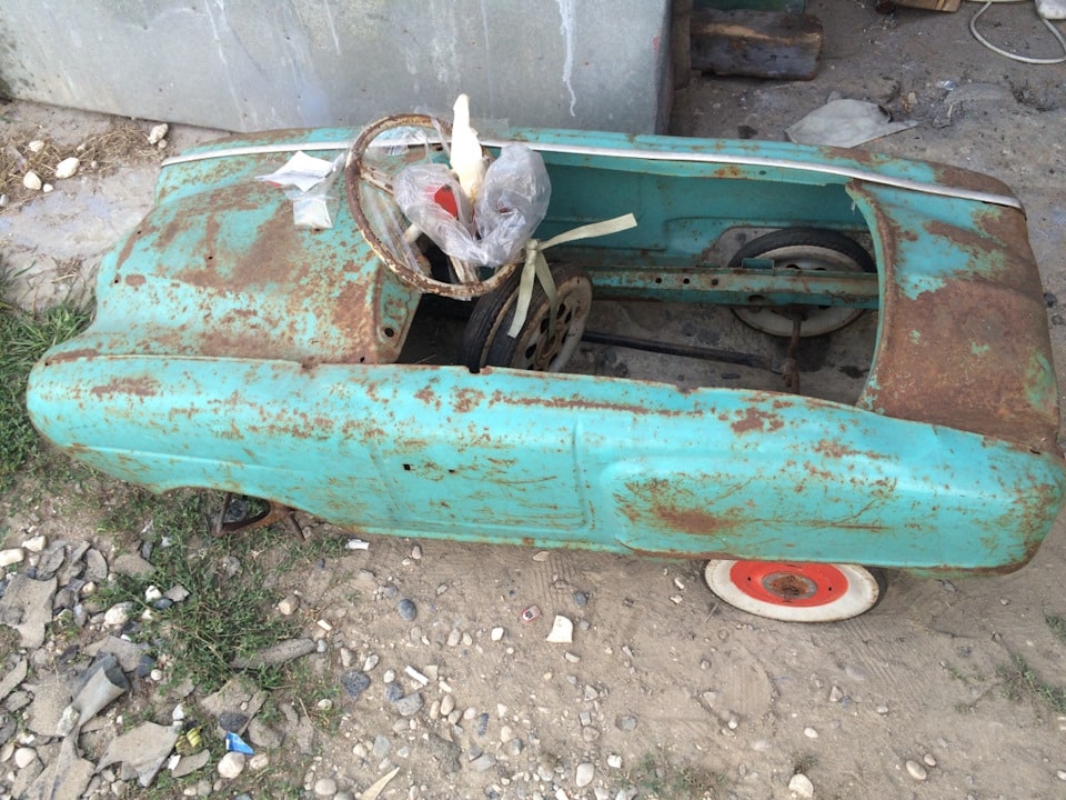 Мужчина из Нальчика ремонтирует детские машины времён СССР и возвращает их к жизни 100