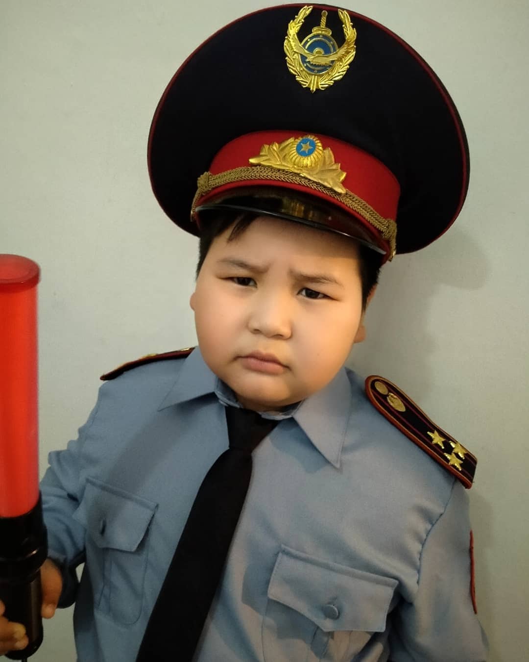 Мальчик пришёл на утренник в костюме полицейского и понравился всем — даже настоящим полицейским 27
