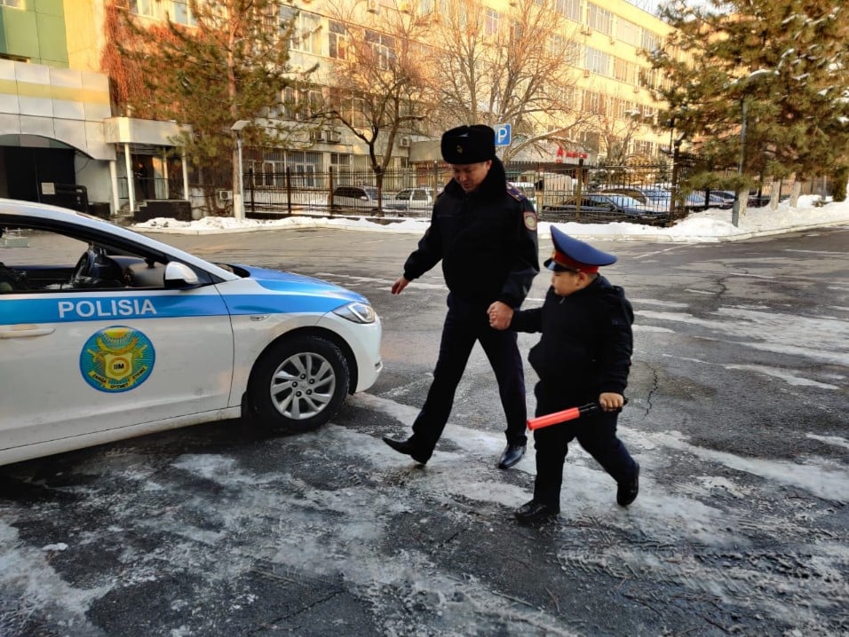 Мальчик пришёл на утренник в костюме полицейского и понравился всем — даже настоящим полицейским 30