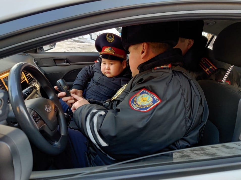 Мальчик пришёл на утренник в костюме полицейского и понравился всем — даже настоящим полицейским 31