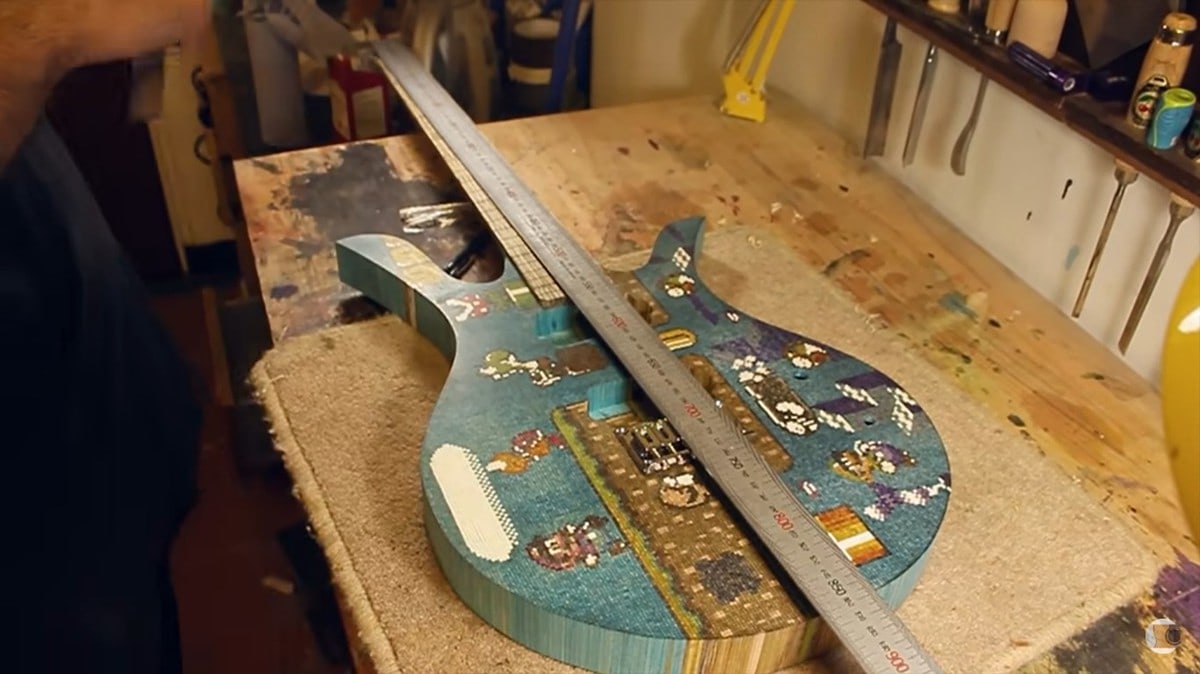 Мужчина собрал гитару из 10 тысяч палочек для леденцов с рисунком из «Марио». И на ней можно играть! 55