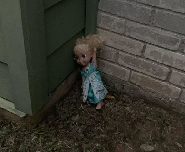 Семья несколько раз выкидывала старую куклу, но она каждый раз возвращалась — и напугала семью до чёртиков 13